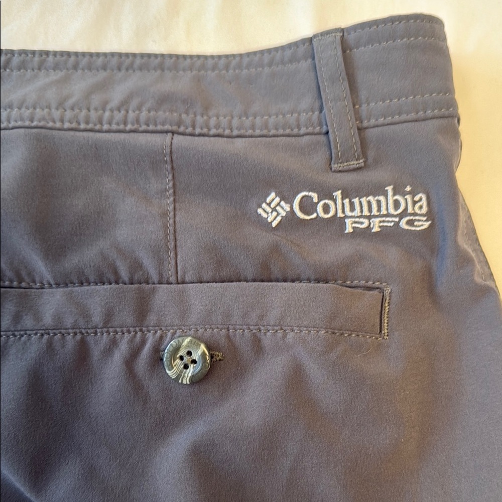 Columbia Green Cargo Shorts with Knee-Length Cut - Picture 8 of 10